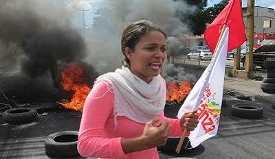 Honduran woman at anti-fraud protest in Tegucigalpa (December 2017). © Giorgio Trucchi / Rel-UITA. Honduran woman at anti-fraud protest in Tegucigalpa (December 2017). © Giorgio Trucchi / Rel-UITA.